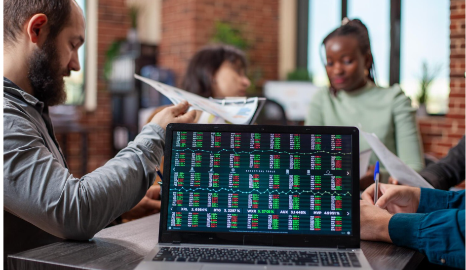 QQQ Stock: The $395 Billion Bet That Wall Street Can’t Stop Making QQQ Stock